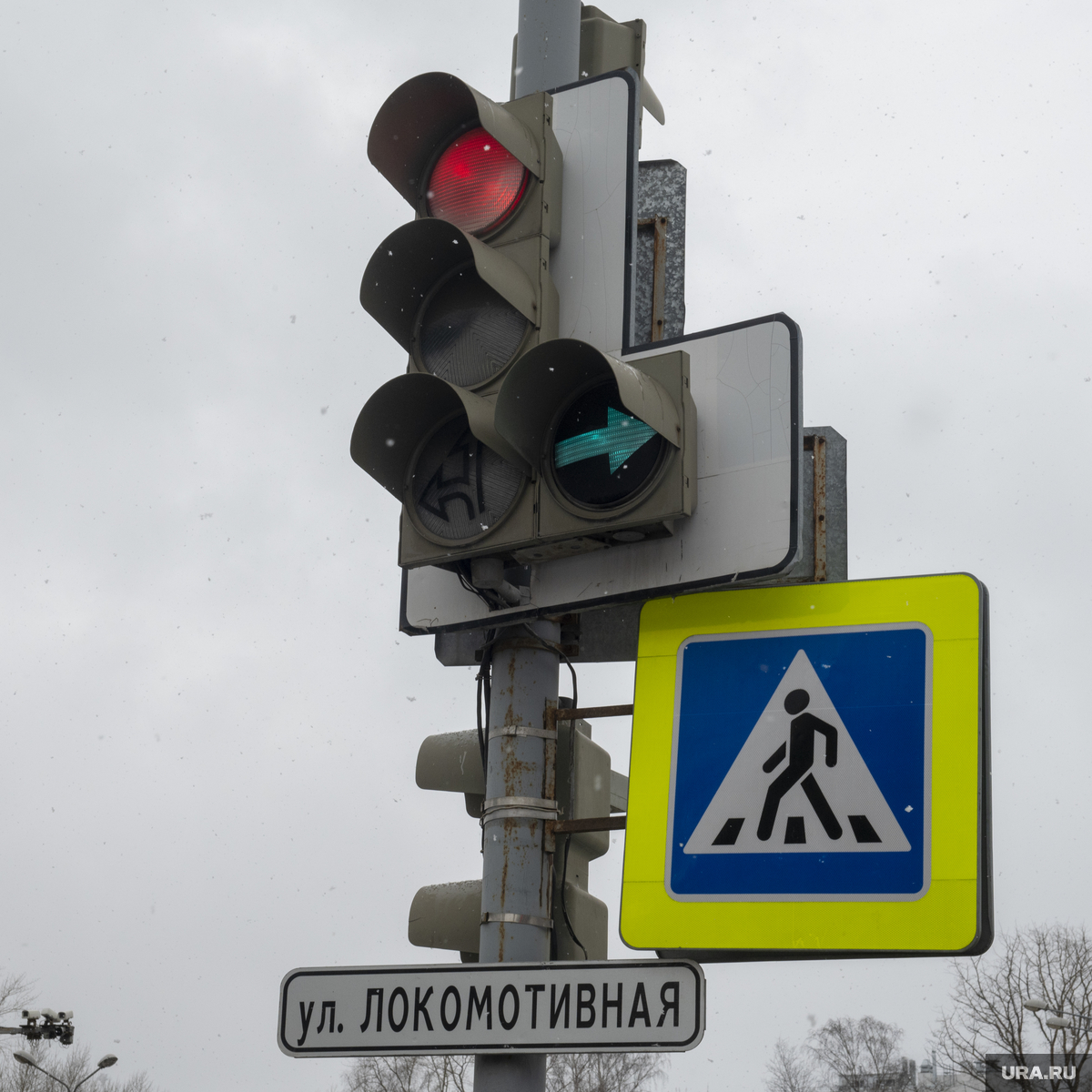 В Челябинске на Копейском шоссе отключат светофор: 16 октября, подробности