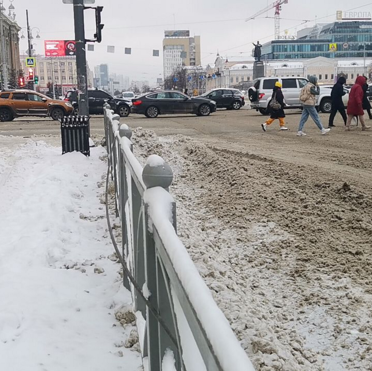 В Екатеринбурге улицы замело снегом: фото, видео