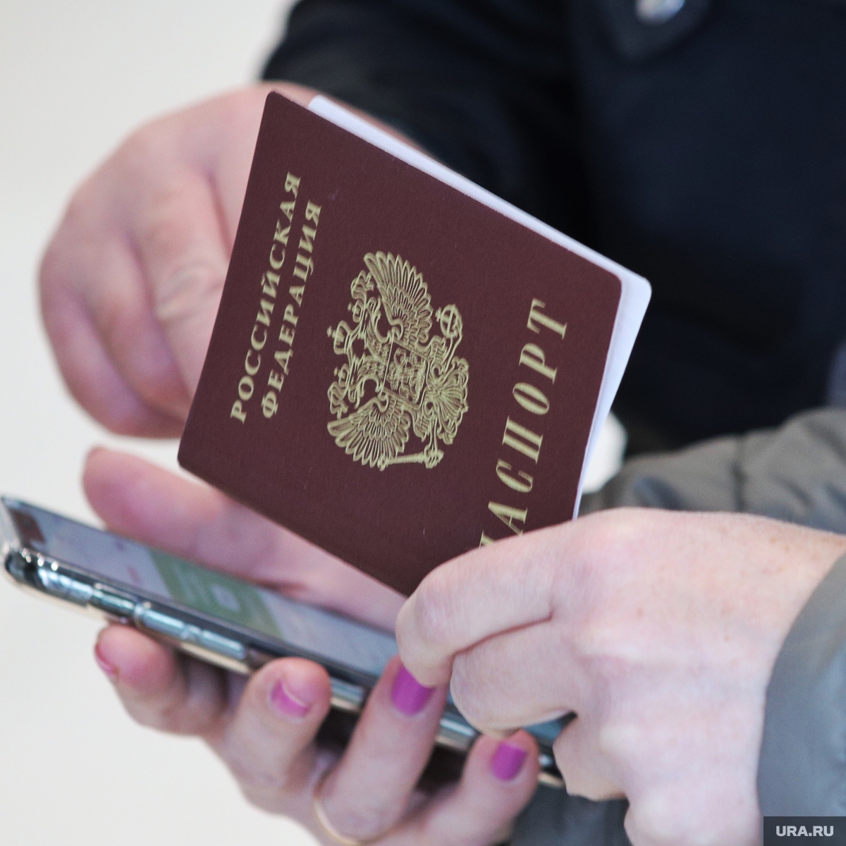 Гражданка Казахстана по госпрограмме переехала в Курган и получила новый  паспорт