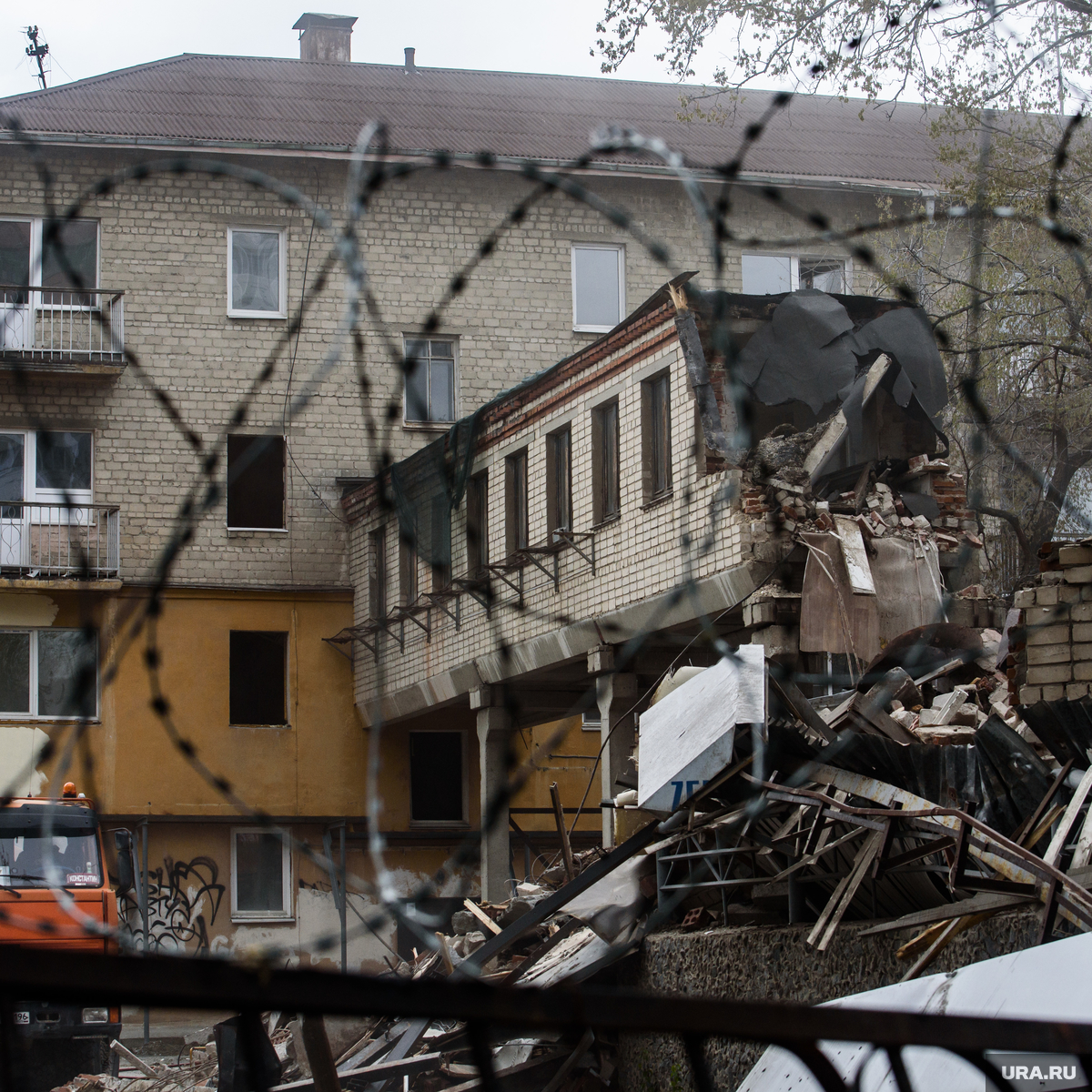 В Екатеринбурге начали сносить дом, где жил Ельцин с семьей: фото, видео