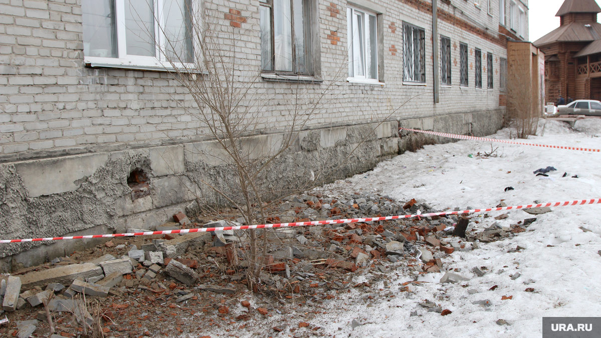 В Кургане рассыпается пятиэтажка: жильцы трижды вызывали МЧС