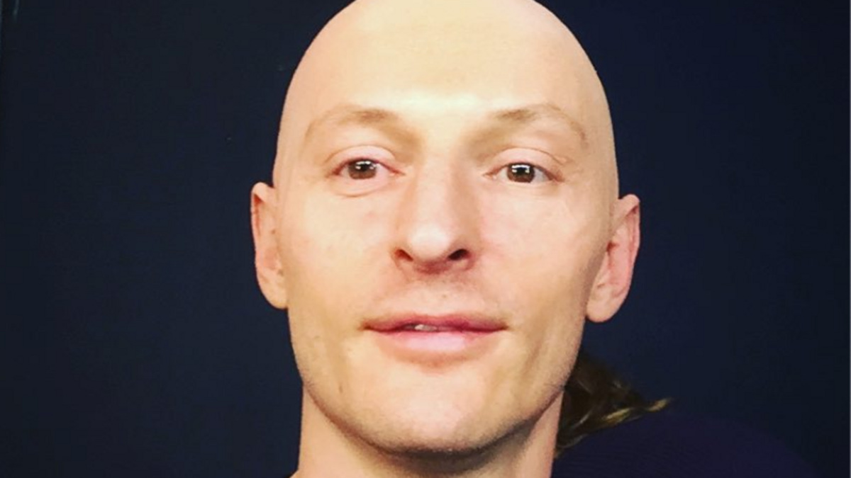 Павел Воля выложил в сеть снимки, на которых он представлен с абсолютно  лысой головой