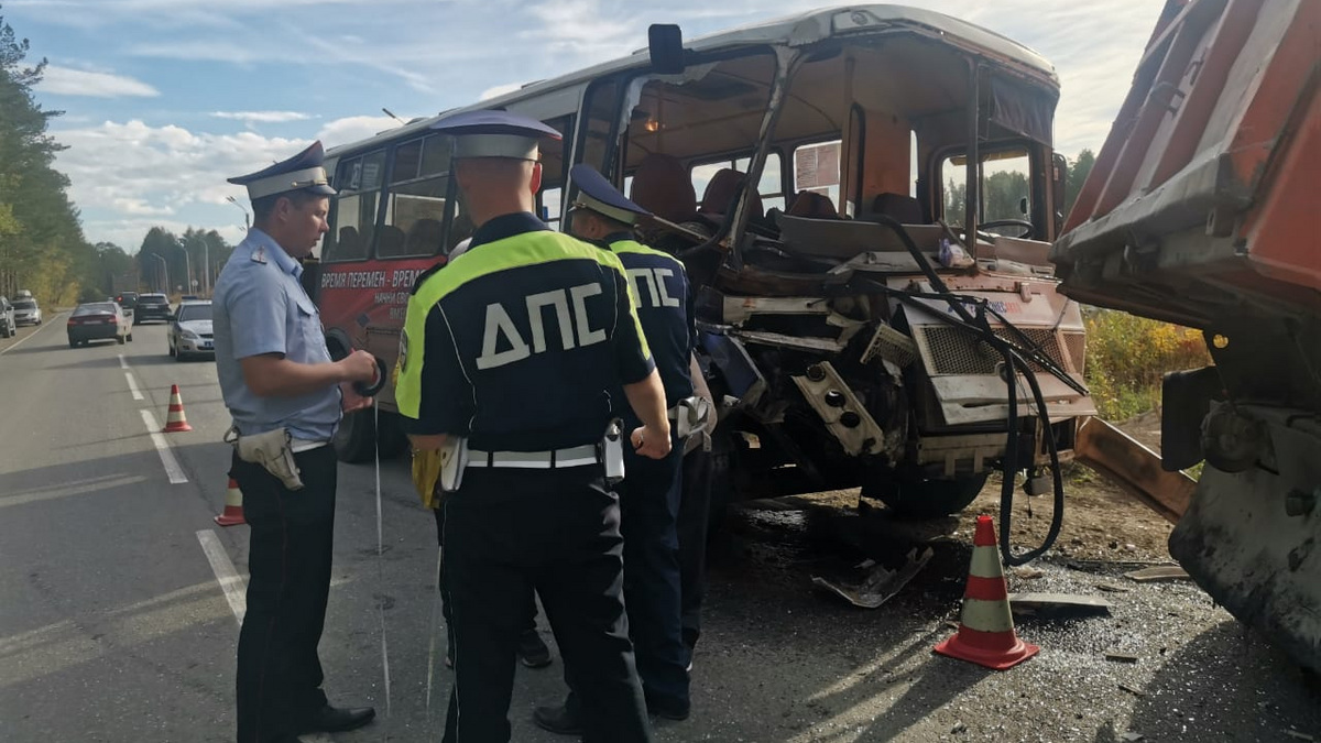 В Березовском водитель рейсового автобуса ПАЗ столкнулся с грузовым  автомобилем КАМАЗ