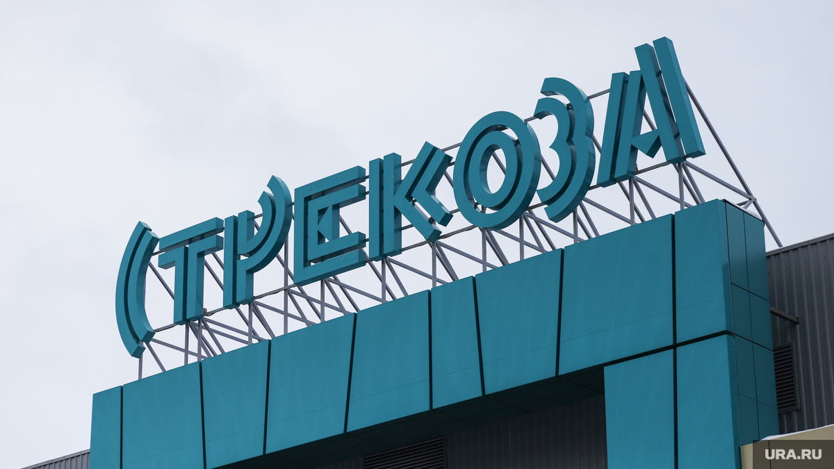 В торговом центре Кургана «Стрекоза» убирают крытые парковки: фото