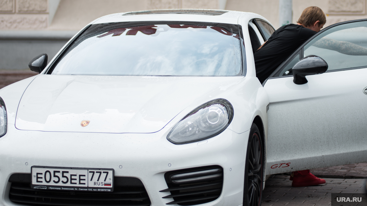 PORSCHE   