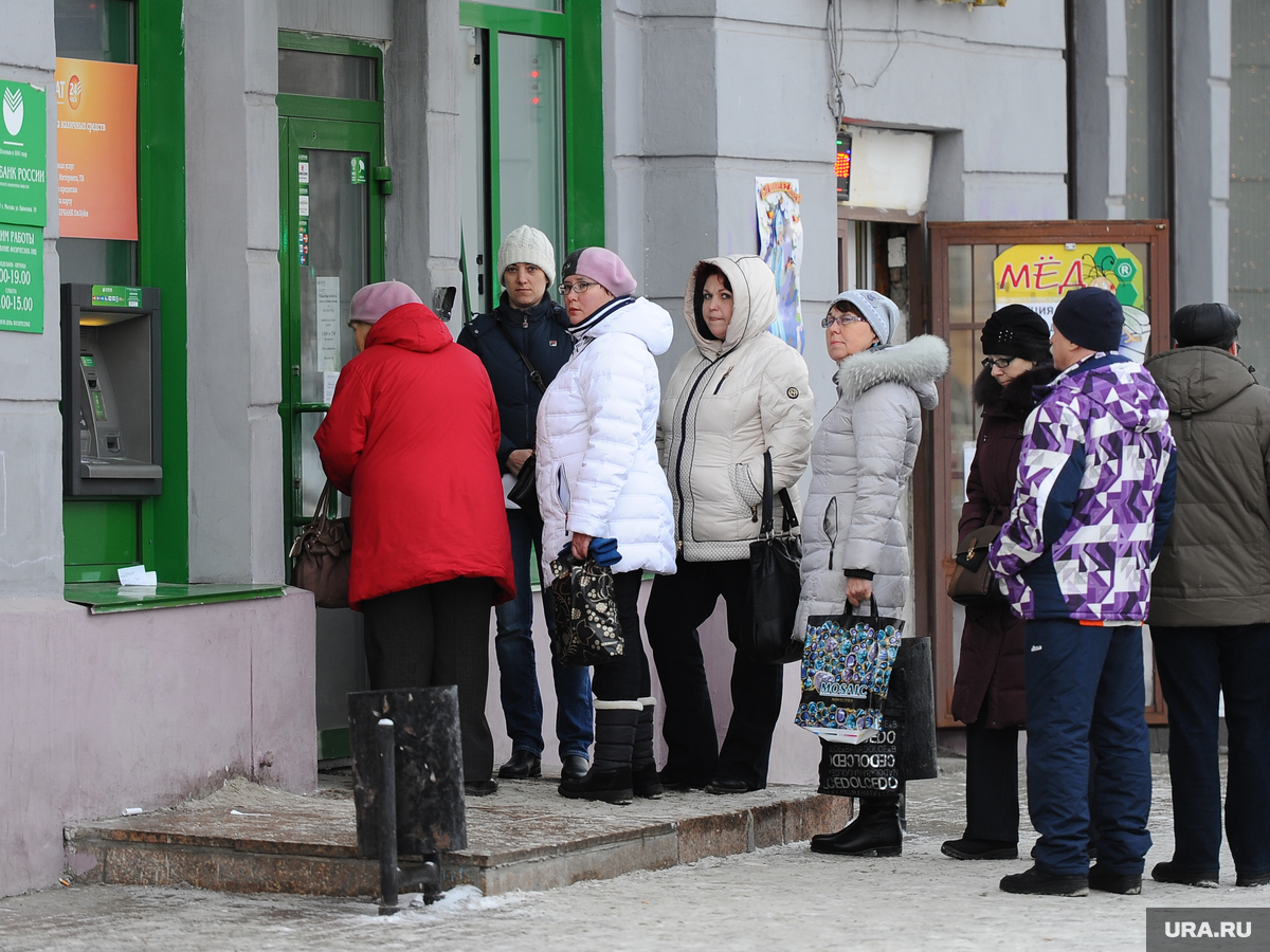 Клиенты российских банков стали проводить в очередях банков не по 15 минут,  а по часу