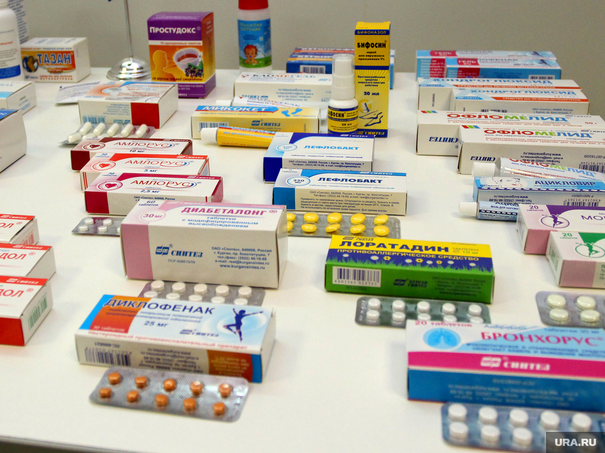 Новые российские препараты. Лекарства. Лекарственные препараты в аптеке. Упаковка лекарств. Упаковки лекарственных препаратов в аптеке.