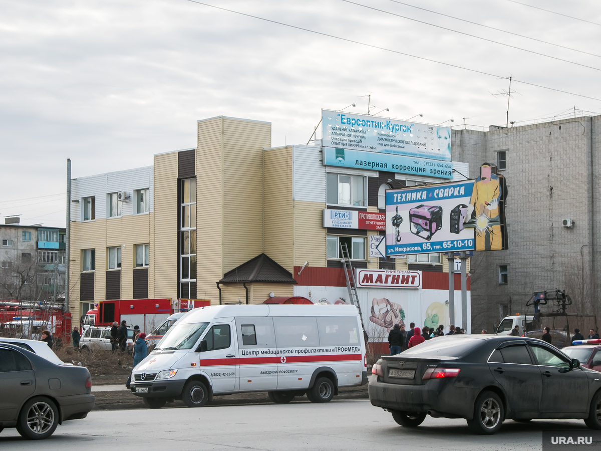 Двери вышибло, вверх — столб пыли». Очевидец рассказал, как рушился  торговый центр в Кургане. ФОТОРЕПОРТАЖ — URA.RU