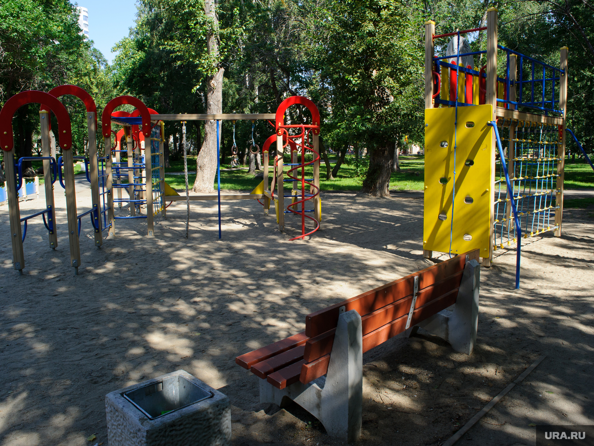 Огромная свастика появилась на детской площадке в российском городе — URA.RU