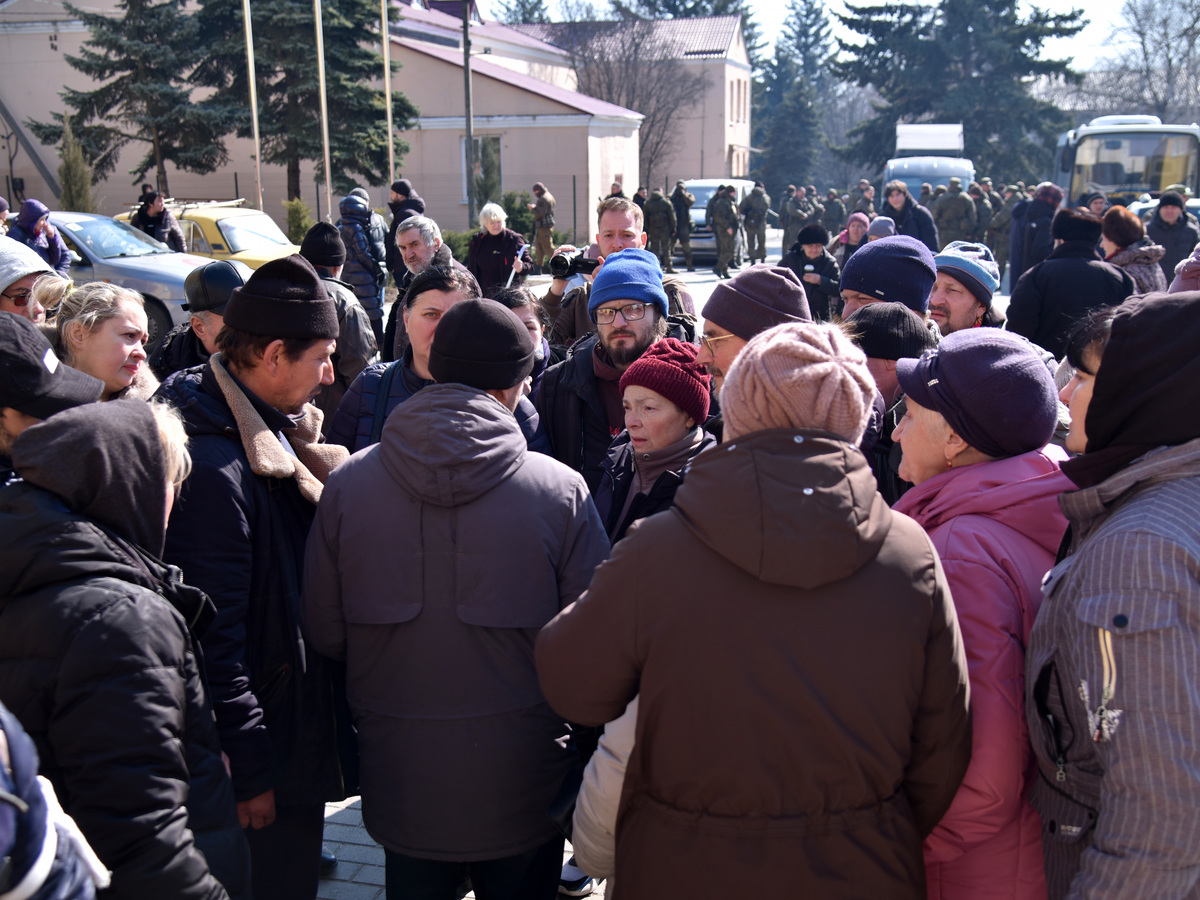 ЕР раздает продовольствие в центре гуманитарной помощи Мариуполя. Фото