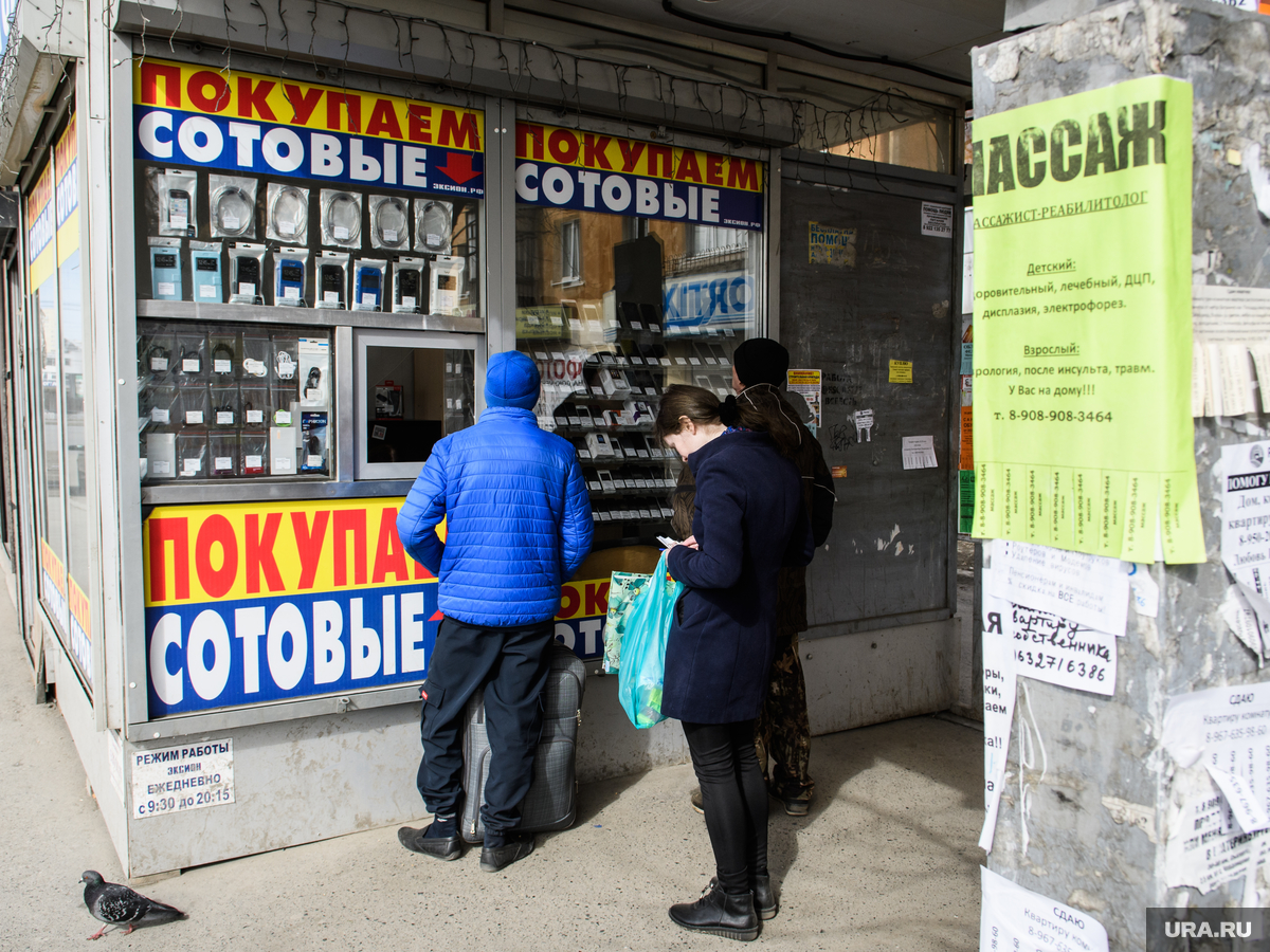 Екатеринбуржцы несут в ломбард компьютеры и покрышки. «Кушать хочется  больше»