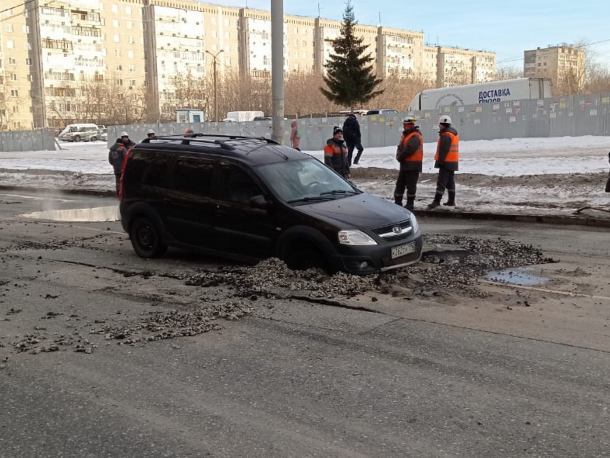 В Екатеринбурге на месте прорыва трубы на Советской, 58 водителю обожгло  ноги кипятком - фото, детали