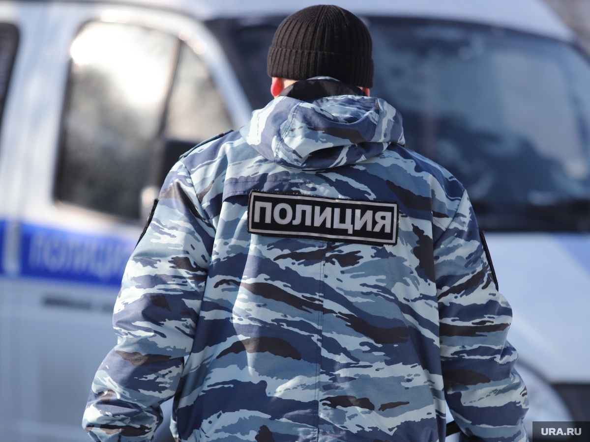 Сходка «ЧВК «Редан» в Кургане: молодежь и силовики собрались у торгового  центра - фото, видео