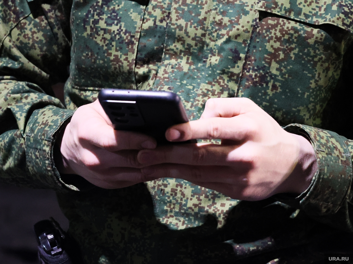 использование телефона военнослужащими. военнослужащий со смартфоном. военный телефон. использование телефона военнослужащими. использование телефона военнослужащими.