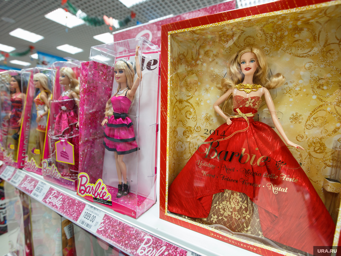 Куклы недорогие магазинов. Магазин кукол. Кукла Барби на витрине. Куклы Барби в большом мире. Магазин для кукол Барби.