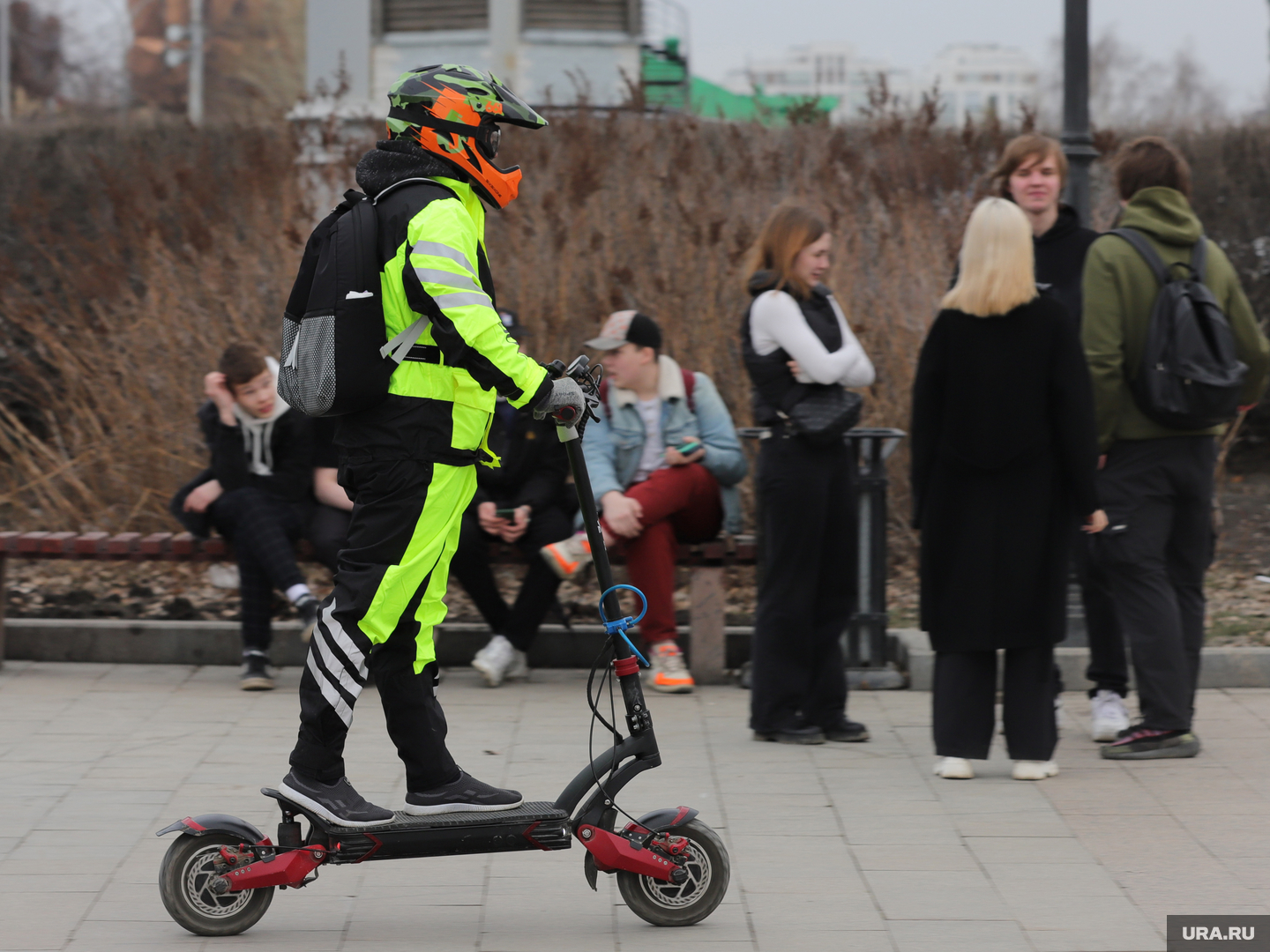 В Госдуме предложили обязать граждан использовать защиту на электросамокате