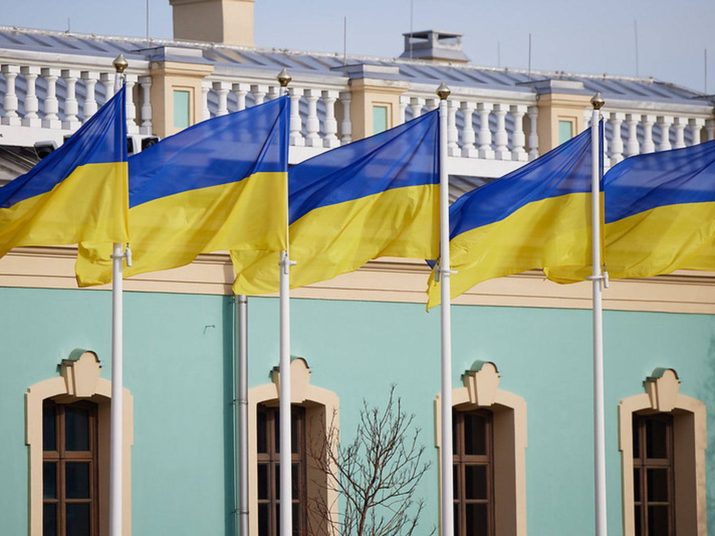 В ЯНАО продают автомагазин, цвет которого напоминает флаг Украины: фото