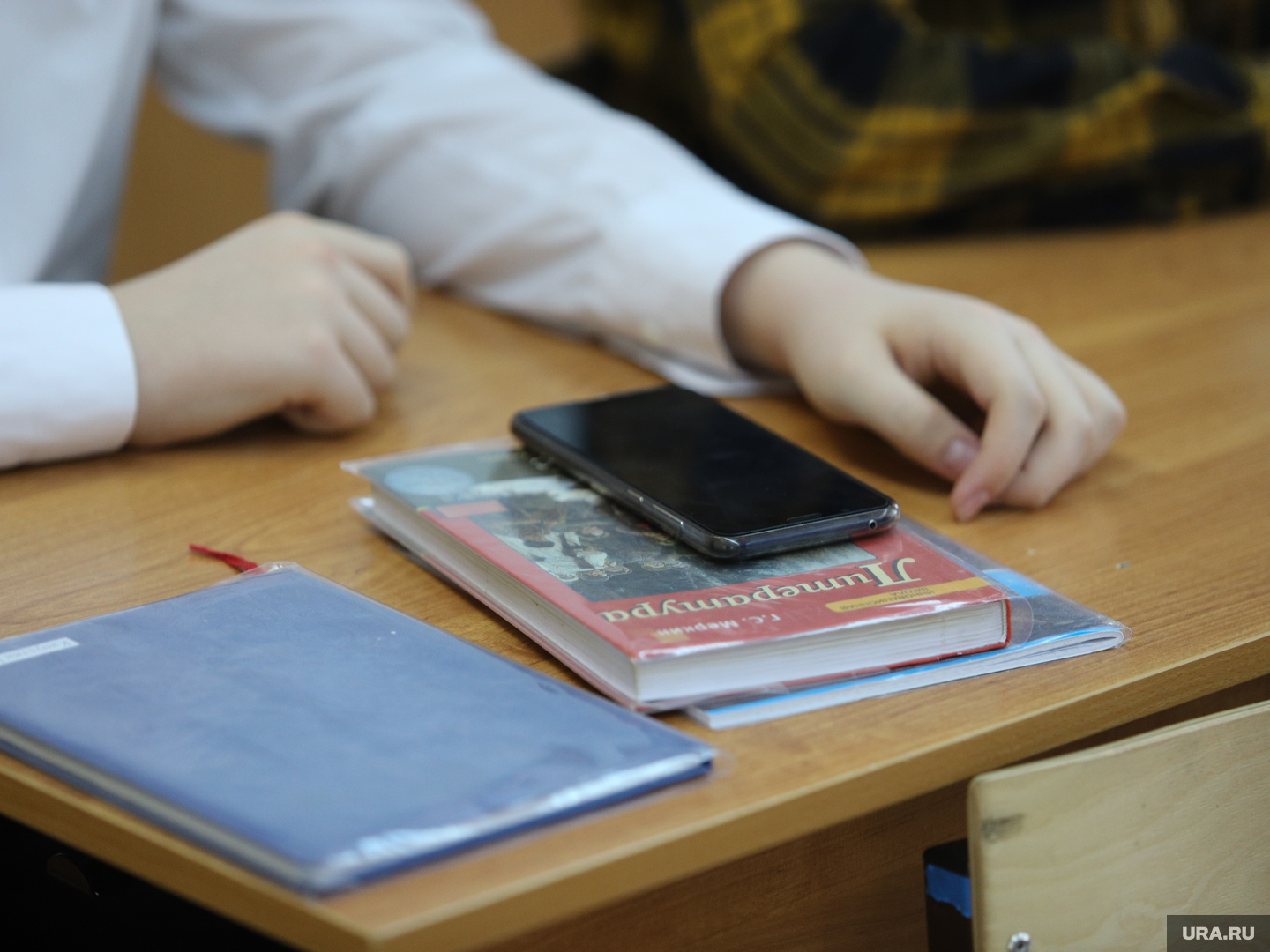 Школьникам запретят пользоваться смартфонами в школе даже для учебы