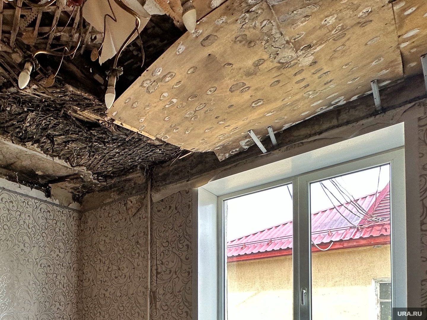 Капремонт дома привел к обрушению потолка в квартире пермячки