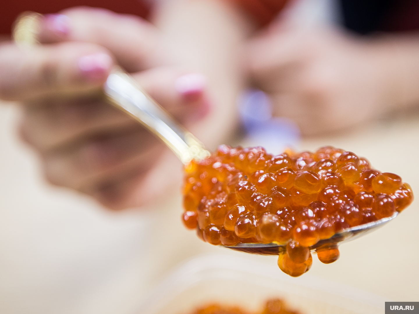 Можно отравиться икрой. Витамины в красной икре. Можно ли кормящей маме красную икру. Красная икра. Красная икра с маслом.