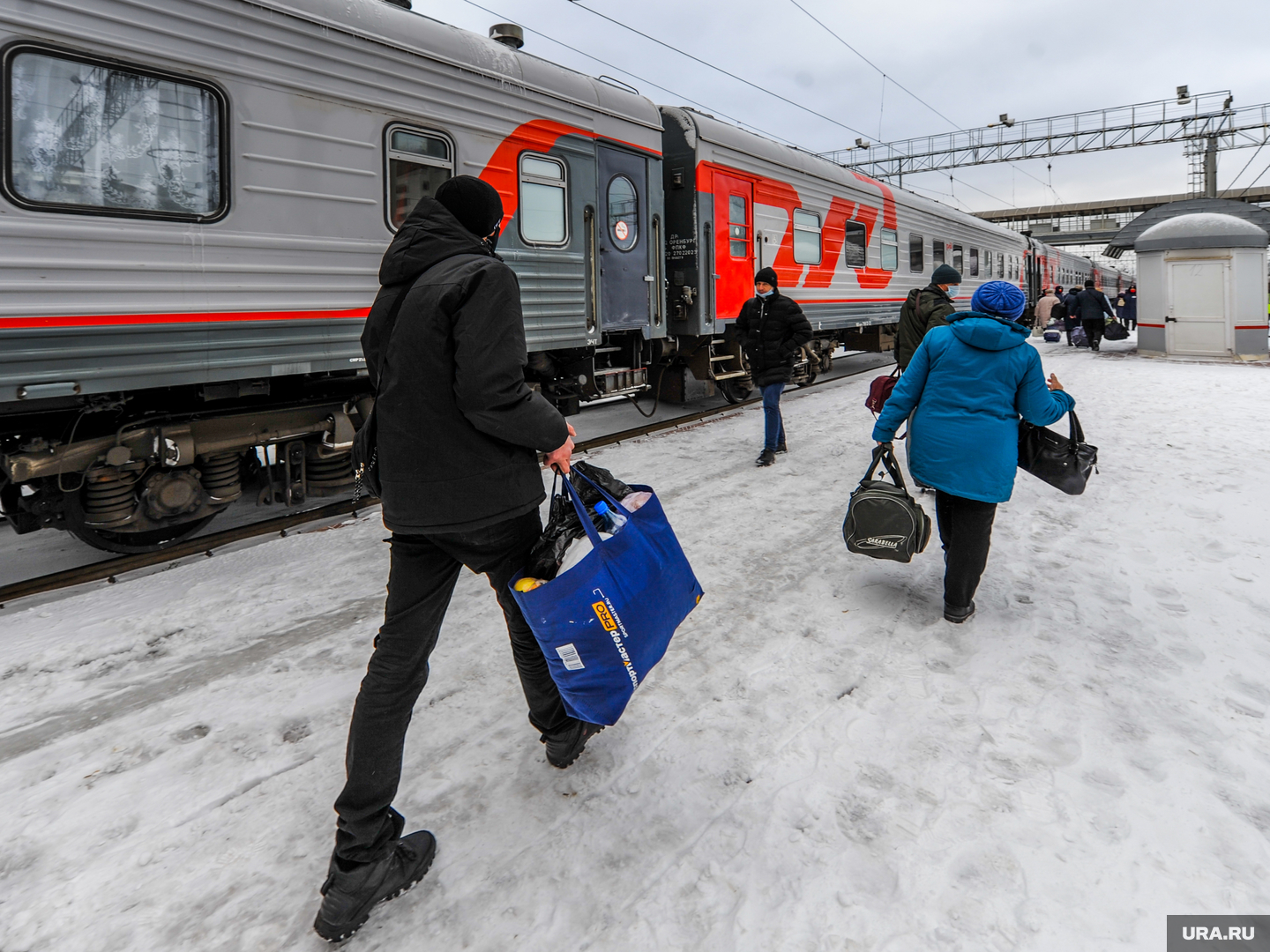 Поезд Адлер — Нижневартовск задержался после Челябинска на пять часов из-за  пробки 4 января: видео