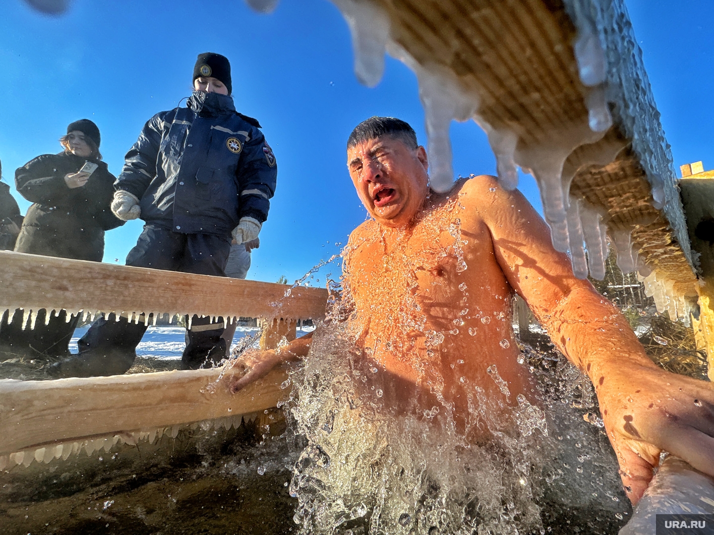 Как сибирячки окунались в прорубь на Крещение 19 января г. - 19 января - balagan-kzn.ru
