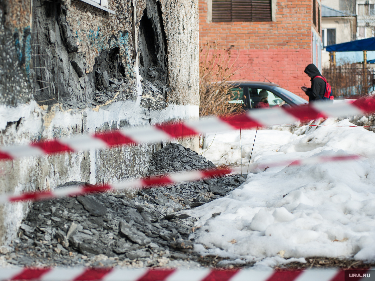 Жильцов пятиэтажного дома в Ростове эвакуировали из-за обрушения стены 27  января 2024