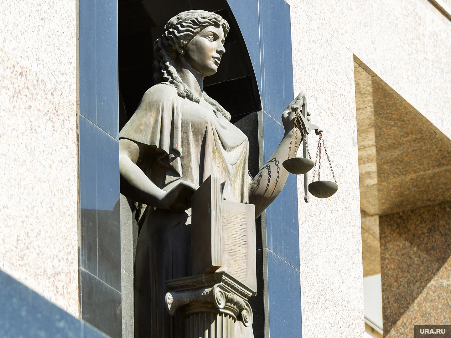 Суд оставил под арестом акции спорного завода группы ЧЭМК