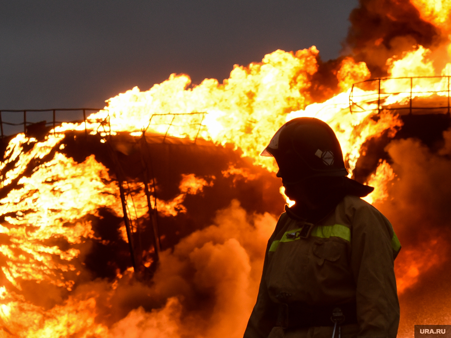 В Сызрани загорелся нефтеперерабатывающий завод