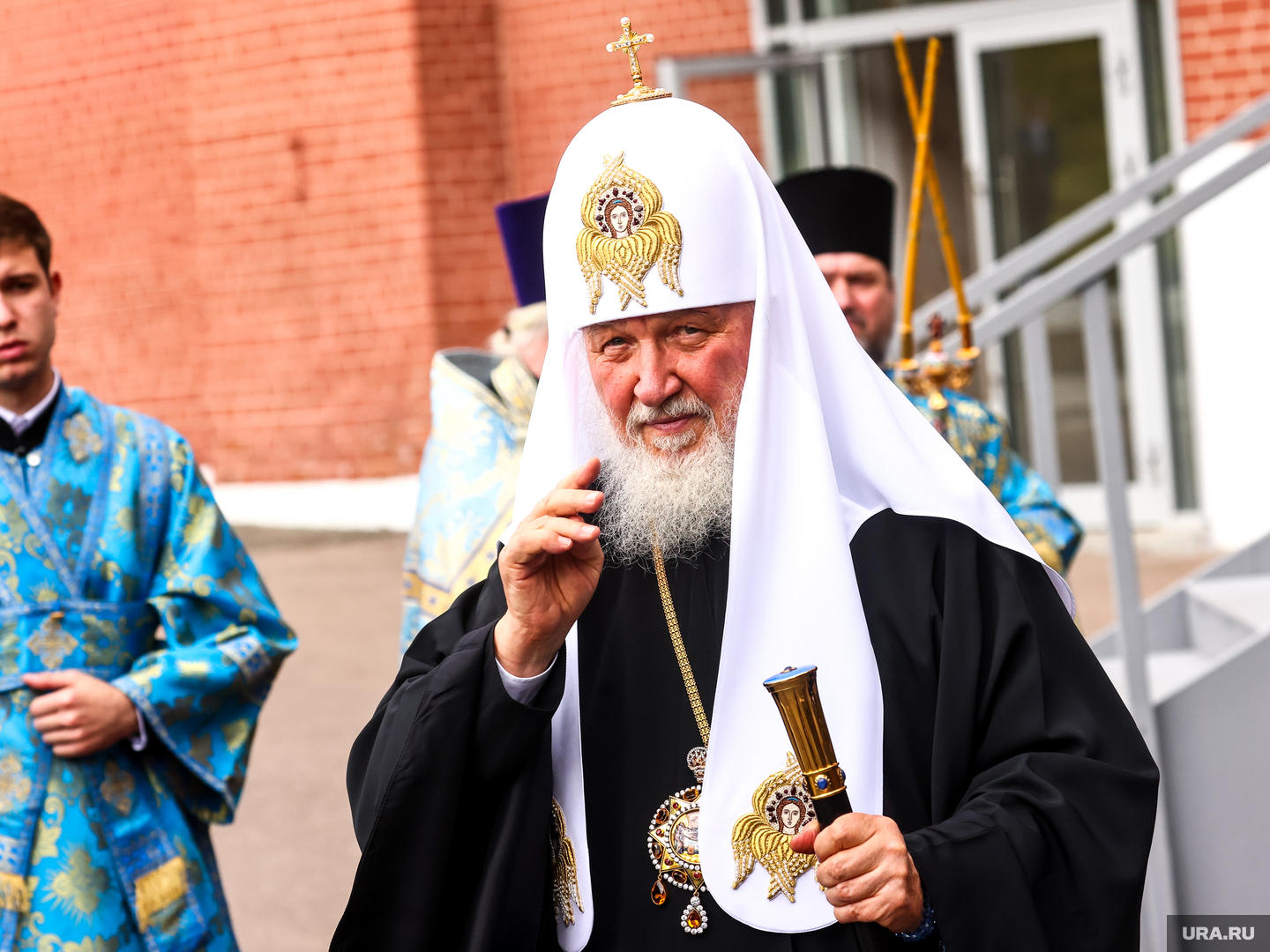 Патриарх Кирилл запретил служение священнику, который отпевал Навального*
