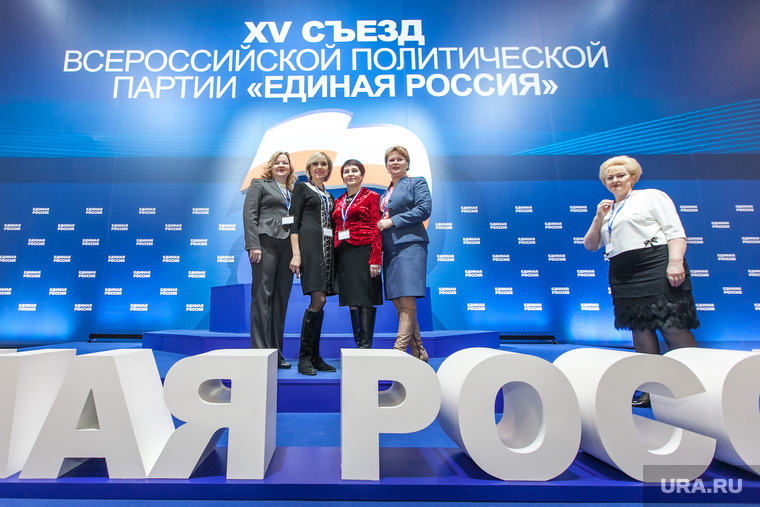 Съезд проходит в новом павильоне на ВДНХ. Делегаты фотографируются: символика партии в этом году нравится единороссам