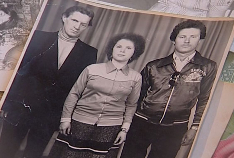 Брат Юрий (справа) несколько лет искал свою пропавшую сестру Валентину (в центре)