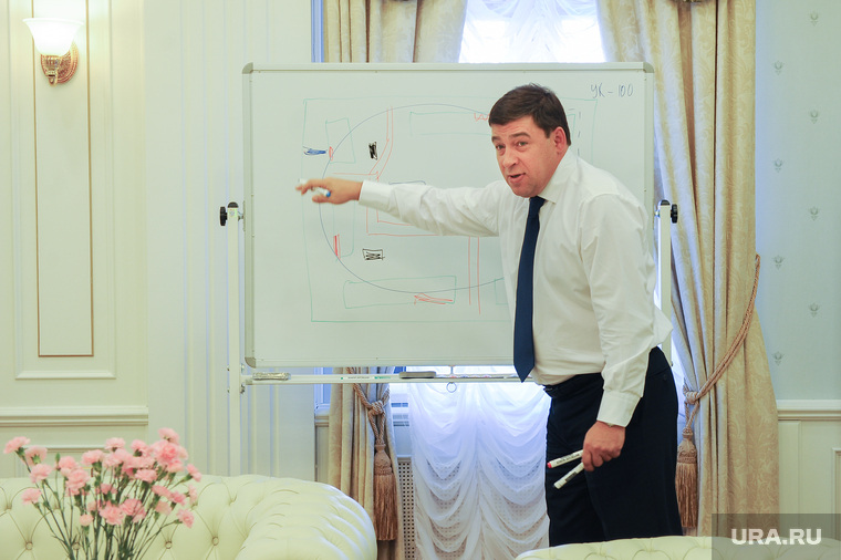 Свердловский губернатор проводил встречи с участниками выборов в Заксобрание — по каждому округу. Теперь настало время общего сбора