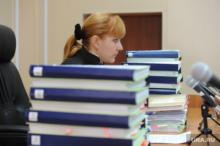 Судья Галина Лисина раздавала предупреждения всем сторонам: и адвокату, и прокурорам. Даже журналистам сделали замечание «за выражение эмоций» (еле слышный смешок)