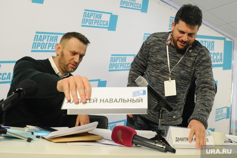 И Навальный, и Волков параллельно с агитацией в Интернете полагались на традиционные технологии