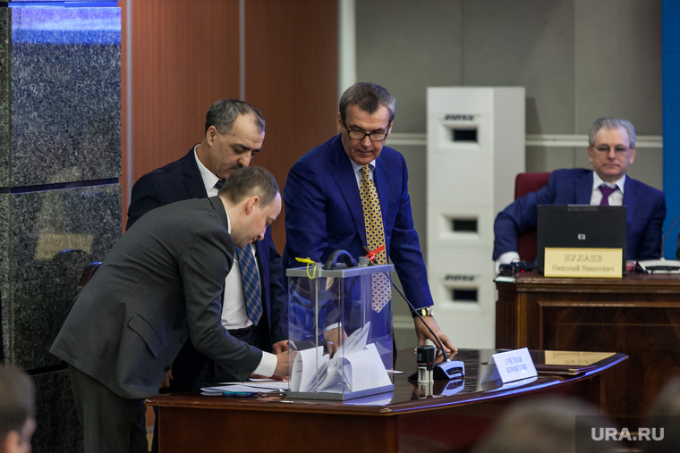 После тайного голосования счетная комиссия ЦИК проверяет бюллетени