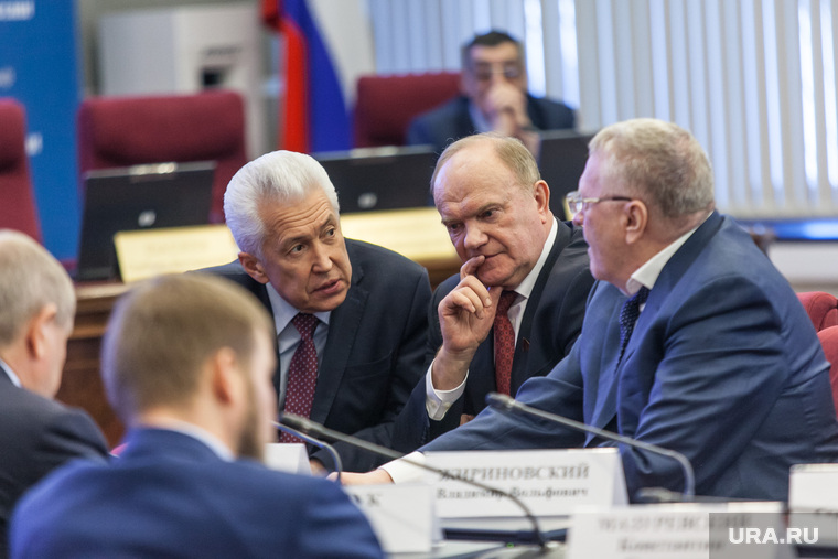 Руководитель фракции единороссов Владимир Васильев, лидер КПРФ Геннадий Зюганов и глава ЛДПР Владимир Жириновский во врем избрания главы ЦИК решают свои политические вопросы