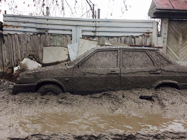 Мойка машин в такую грязь — дело нецелесообразное. Да и удовольствие дорогое