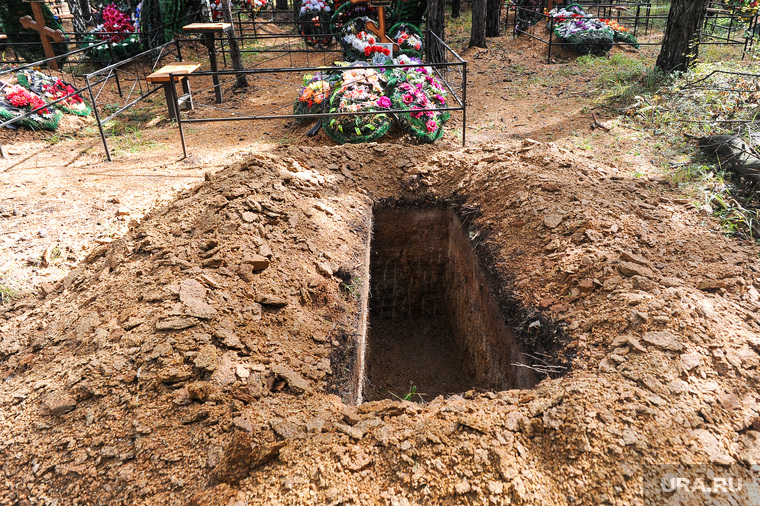 По всем правилам, могила должна быть в глубину не менее полутора метров