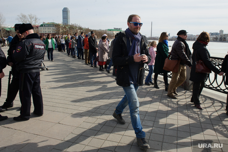 В ответ на акцию «Обними пруд» (на фото — акция, прошедшая в субботу) власти вывели на улицу вдвое больше горожан