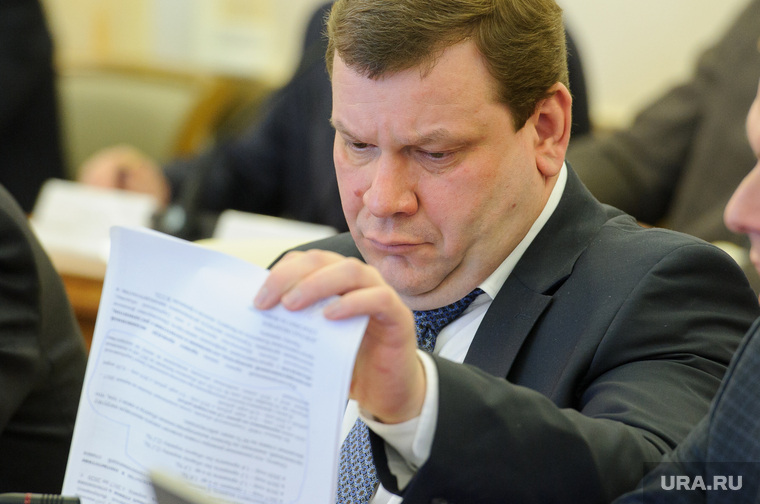 Зарплата главы администрации Ленинского района Екатеринбурга на 30 тысяч ниже, чем у министра экономики. Дмитрий Ноженко теперь точно это знает.