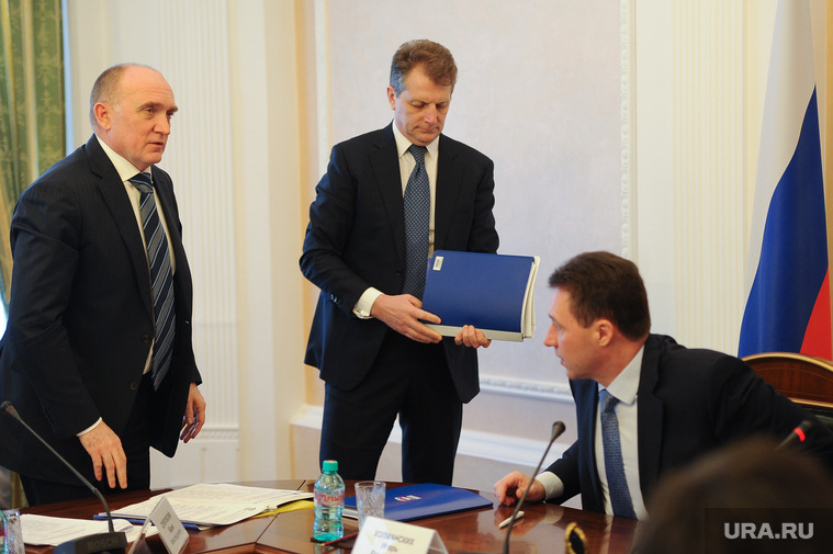 Виктор Гузь (в центре) сейчас является заместителем директора «КР». Ранее он занимал пост сначала помощника полпреда в УрФО, затем представителя губернатора Ямала Дмитрия Кобылкина.