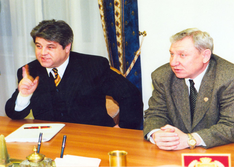 В архиве Василия Думы есть фото с экс-губернатором ХМАО Александром Филипенко. А вот актуальная связь с регионом не вполне понятна