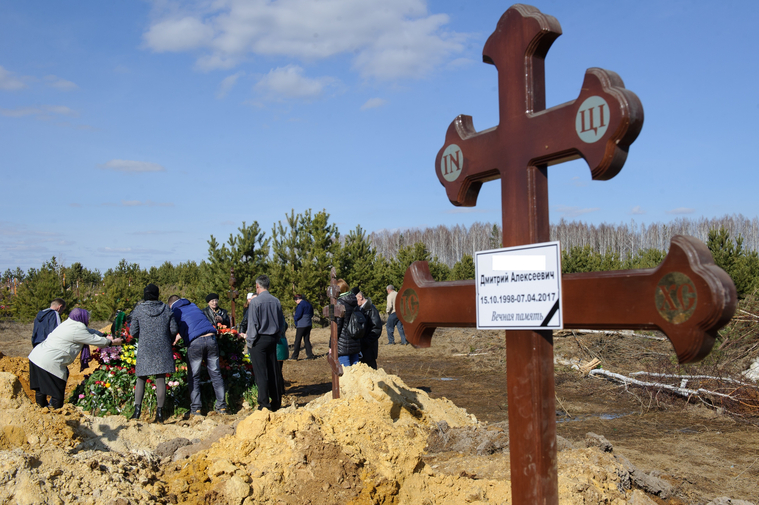 Могилы Юли и Димы оказались не совсем рядом, но неподалеку друг от друга.