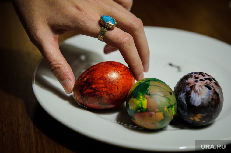 Традиционно яйца красят в красный, но допустимы и любые другие цвета