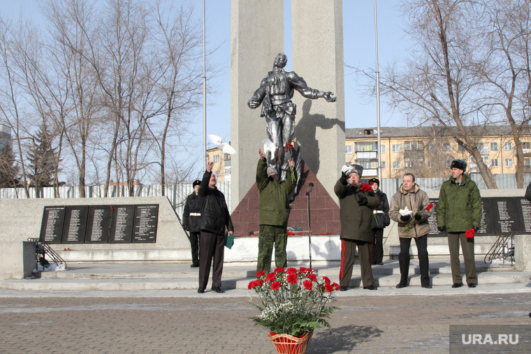 Сквер у памятника воинам-интернационалистам реконструировать рано