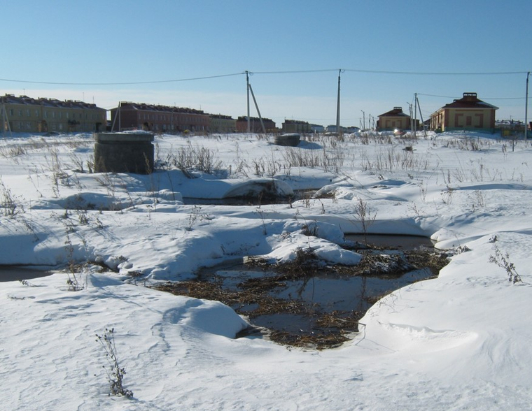 Так зимой выглядит пустырь возле рыбного завода, на котором проведены коммуникации, но дома строить не стали