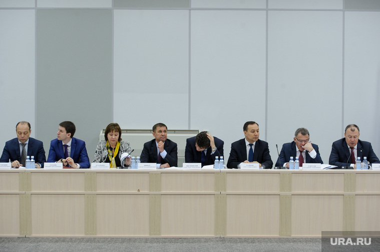Владимир Тунгусов (второй справа) — единственный в свердловском кабмине, кто «всегда ведет свою игру», уверены политологи.