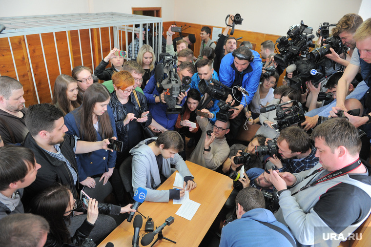 Руслан Соколовский подписывает бумаги о том, что ознакомлен с решением суда