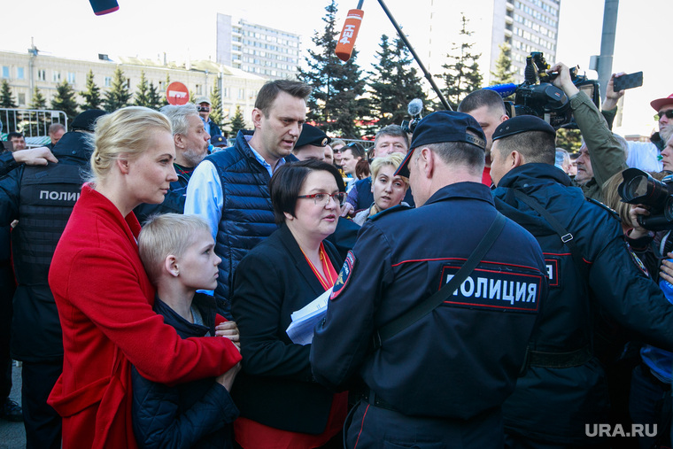 Организатор митинга Юлия Галямина безуспешно пытается договориться с полицией о том, чтобы пустить Алексея Навального на сцену